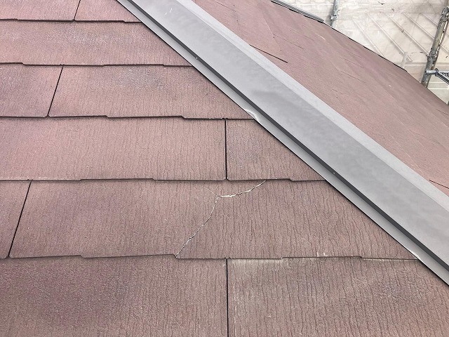 端部の割れたスレート板